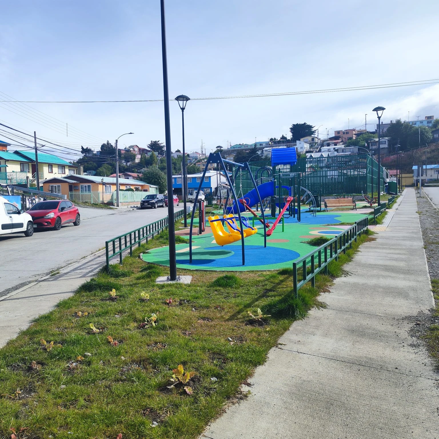 Plaza y equipamiento comunitario ejecutados por CODES en Punta Arenas