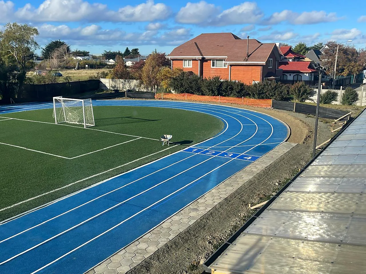 Pista atlética y cancha de superficie sintética ejecutadas por CODES